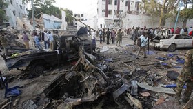 Quả bom xe nổ tung trước khách sạn Nasa-Hablod ở Mogadishu, Somalia, ngày 28-10-2017, gây thiệt hại nặng cho khách sạn và các tòa nhà lân cận. Ảnh: AP