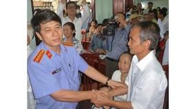 Ông Huỳnh Văn Nén được trả tự do sau hơn 15 năm ngồi tù oan