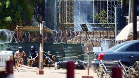 Vụ tấn công khủng bố nhằm vào Đại sứ quán Pháp tại Thủ đô Ouagadougou của Burkina Faso. Ảnh: CNN