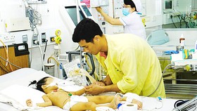 Bác sĩ Bệnh viện Bệnh nhiệt đới đang thăm khám cho bệnh nhi