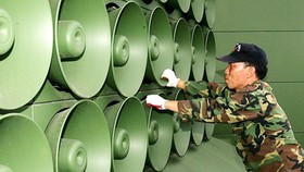 Binh sĩ Hàn Quốc dỡ bỏ hệ thống loa phóng thanh dọc biên giới với Triều Tiên tại Paju. Nguồn: EPA-EFE/TTXVN