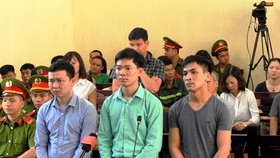 Bác sĩ Hoàng Công Lương cùng 2 bị cáo Bùi Mạnh Quốc và Trần Văn Sơn tại phiên tòa xét xử vụ án tai biến chạy thận