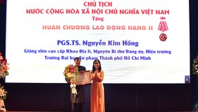 Bà Ngô Thị Hoàng Các - Phó trưởng Ban Thi đua khen thưởng TPHCM trao Huân chương Lao động Hạng Nhì cho PGS.TS. Nguyễn Kim Hồng