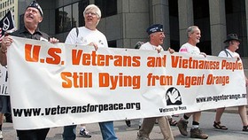 Cựu chiến binh Mỹ biểu tình chống Monsanto với khẩu hiệu “Cựu binh Mỹ và người Việt Nam  vẫn đang bị chết từ chất độc da cam”