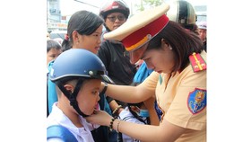 Tuyên truyền, tặng nón bảo hiểm cho học sinh đến trường
