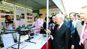  Tổng Bí thư Nguyễn Phú Trọng xem một số  thành tựu  nghiên cứu khoa học của Khoa cơ- điện, Học viện  Nông nghiệp  Việt Nam. Ảnh:TTXVN