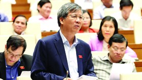 ĐBQH Nguyễn Anh Trí thảo luận về Dự án Luật Phòng, chống tác hại của rượu, bia. Ảnh: TTXVN