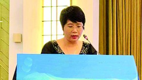 Dịch giả Nguyễn Lệ Chi đọc tham luận tại hội thảo văn học quốc tế tại Quảng Châu tháng 11-2018