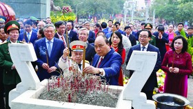 Thủ tướng Nguyễn Xuân Phúc và các đại biểu dâng hoa, dâng hương tại lễ kỷ niệm.  Ảnh: TTXVN