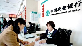 Giao dịch tại một ngân hàng của Trung Quốc. Ảnh: Reuters
