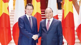 Thủ tướng Nguyễn Xuân Phúc đón Thủ tướng Italy  Giuseppe Conte sang thăm chính thức Việt Nam.  Ảnh VIẾT CHUNG