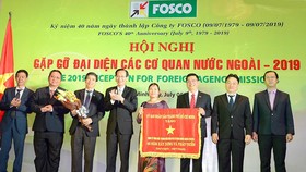 Phó Chủ tịch Thường trực UBND TPHCM Lê Thanh Liêm trao cờ truyền thống của UBND TPHCM tặng Công ty FOSCO