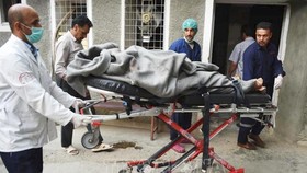 Chuyển bệnh nhân đến bệnh viện sau vụ nổ tại Kabul. Ảnh: AFP/TTXVN