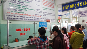 Bệnh nhân đăng ký khám chữa bệnh bảo hiểm y tế tại Bệnh viện Quận Bình Tân (TPHCM)