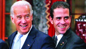 Cựu Phó Tổng thống Joe Biden (trái) và con trai Hunter Biden