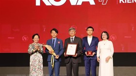 Trao Giải thưởng KOVA ở hạng mục Kiến tạo cho tập thể Khoa Niệu A, Bệnh viện Bình Dân TPHCM. Ảnh: TTXVN