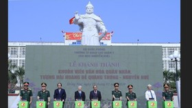 Thủ tướng Nguyễn Xuân Phúc và các đại biểu thực hiện nghi thức khánh thành. Ảnh: TTXVN