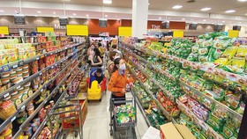 Hàng hóa thiết yếu dồi dào tại siêu thị ở TPHCM chiều 31-3. Ảnh: CAO THĂNG