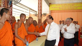Thủ tướng Nguyễn Xuân Phúc tại Học viện Phật giáo Nam tông Khmer ngày 7-4-2019. Ảnh: VGP.