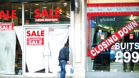      Những cửa hàng đóng cửa ở Anh trong đại dịch Covid-19. Ảnh: Reuters
