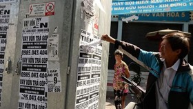 Những quảng cáo cho vay tiền được dán đầy trên đường phố