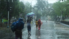 Người dân sơ tán tới nơi ở tạm để tránh bão Amphan tại Digha, Tây Bengal, Ấn Độ, ngày 18-5-2020. Ảnh: AFP/TTXVN