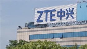 Biểu tượng ZTE tại văn phòng ở Thượng Hải, Trung Quốc. Ảnh: AFP/TTXVN