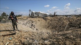 Hiện trường một vụ không kích của Israel xuống khu vực Khan Yunis ở Dải Gaza ngày 25-2-2020. Ảnh tư liệu: AFP/TTXVN