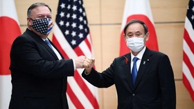 Ngoại trưởng Mỹ Mike Pompeo và Thủ tướng Nhật Bản Yoshihihde. Ảnh: Getty