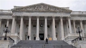 Lối vào Hạ viện Mỹ tại Đồi Capitol ở Washington DC. Ảnh: AFP/TTXVN