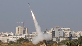 Tên lửa đánh chặn được phóng từ hệ thống phòng không Iron Dome tại thành phố Ashdod, Israel ngày 12/11/2019. Ảnh: AFP/TTXVN