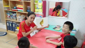 Cô Nguyễn Hạnh Linh Đan, giáo viên Trường Mầm non 8 (quận 3), hỗ trợ trẻ khuyết tật học hòa nhập