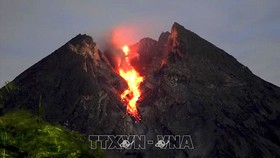 Núi lửa Merapi ở tỉnh Trung Java, Indonesia, phun nham thạch. Ảnh tư liệu: THX/TTXVN