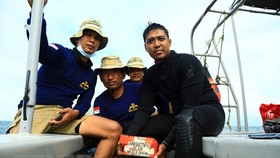 Các thợ lặn Indonesia tìm thấy một hộp đen máy bay Hãng hàng không Sriwijaya gặp nạn ở ngoài khơi thủ đô Jakarta, ngày 12-1-2021. Ảnh: AFP/TTXVN