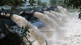 Huyện Gò Công, Tiền Giang triển khai hàng trăm điểm bơm chuyền trữ nước ngọt phục vụ sản xuất và đời sống, phòng chống hạn bảo vệ lúa. Ảnh: TTXVN