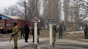 Binh sĩ Tajikistan tuần tra tại Vorukh, khu vực biên giới phía Bắc giáp Kyrgyzstan. Ảnh: RFE/TTXVN