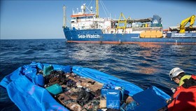 Tàu Sea-Watch 3 giải cứu những người di cư gặp nạn tại khu vực ngoài khơi vùng biển Libya. Ảnh tư liệu: AP/TTXVN