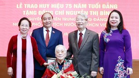 Chủ tịch nước Nguyễn Xuân Phúc cùng các đồng chí  lãnh đạo, nguyên lãnh đạo Đảng, Nhà nước  với đồng chí Nguyễn Thị Bình