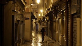 Một người đàn ông trên con phố vắng tại Nice ở Pháp. Ảnh: Reuters