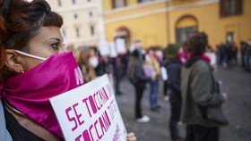 Phụ nữ tham gia biểu tình vào Ngày Quốc tế xóa bỏ bạo lực đối với phụ nữ, ở Rome. Ảnh: AP 