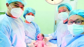 Một em bé chào đời đúng 0 giờ ngày 1-1-2022  tại Bệnh viện Hùng Vương