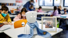 Robot thay học sinh đến trường
