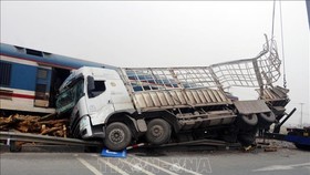 Va chạm với xe chở gỗ, tàu hỏa bị lật đầu máy, văng toa xuống kênh