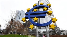 Biểu tượng đồng euro tại Frankfurt, Đức. Ảnh: THX/TTXVN