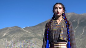 Gen Z ở Trung Quốc thổi sinh khí mới vào thời trang Tây Tạng