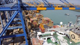 Hàng hóa được xếp tại cảng ở Mudra, cách Ahmedabad của Ấn Độ 400km. Ảnh: AFP/ TTXVN