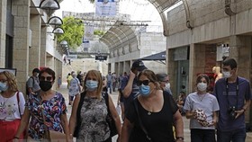 Người dân Israel đeo khẩu trang phòng dịch COVID-19 tại Jerusalem. Ảnh: AFP/TTXVN