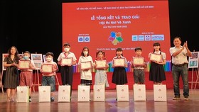 Các bé đoạt giải Nhất cấp tiểu học. Ảnh: THÚY BÌNH