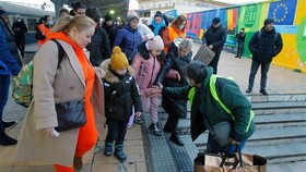 Người tị nạn từ Ukraine tới ga tàu hỏa ở Bucharest, Romania. Ảnh: THX/ TTXVN