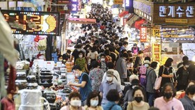 Người dân mua sắm chuẩn bị cho lễ hội Trung thu tại Busan (Hàn Quốc). Ảnh: EPA